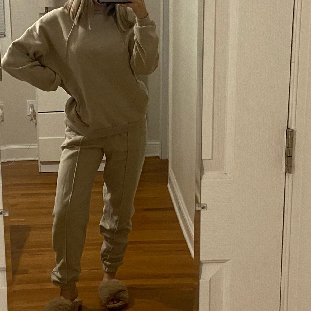MATCHING SWEATSHIRT